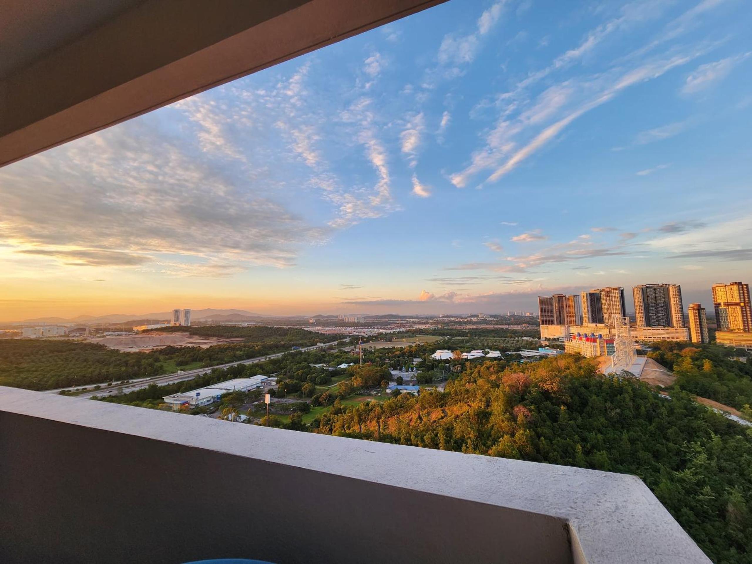 Cosy Condo at Meridin Medini with Legoland view photo 4