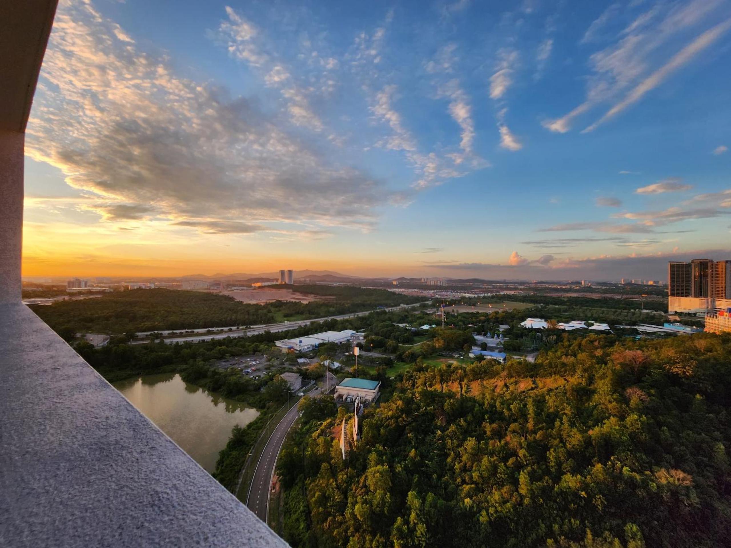 Cosy Condo at Meridin Medini with Legoland view photo 6