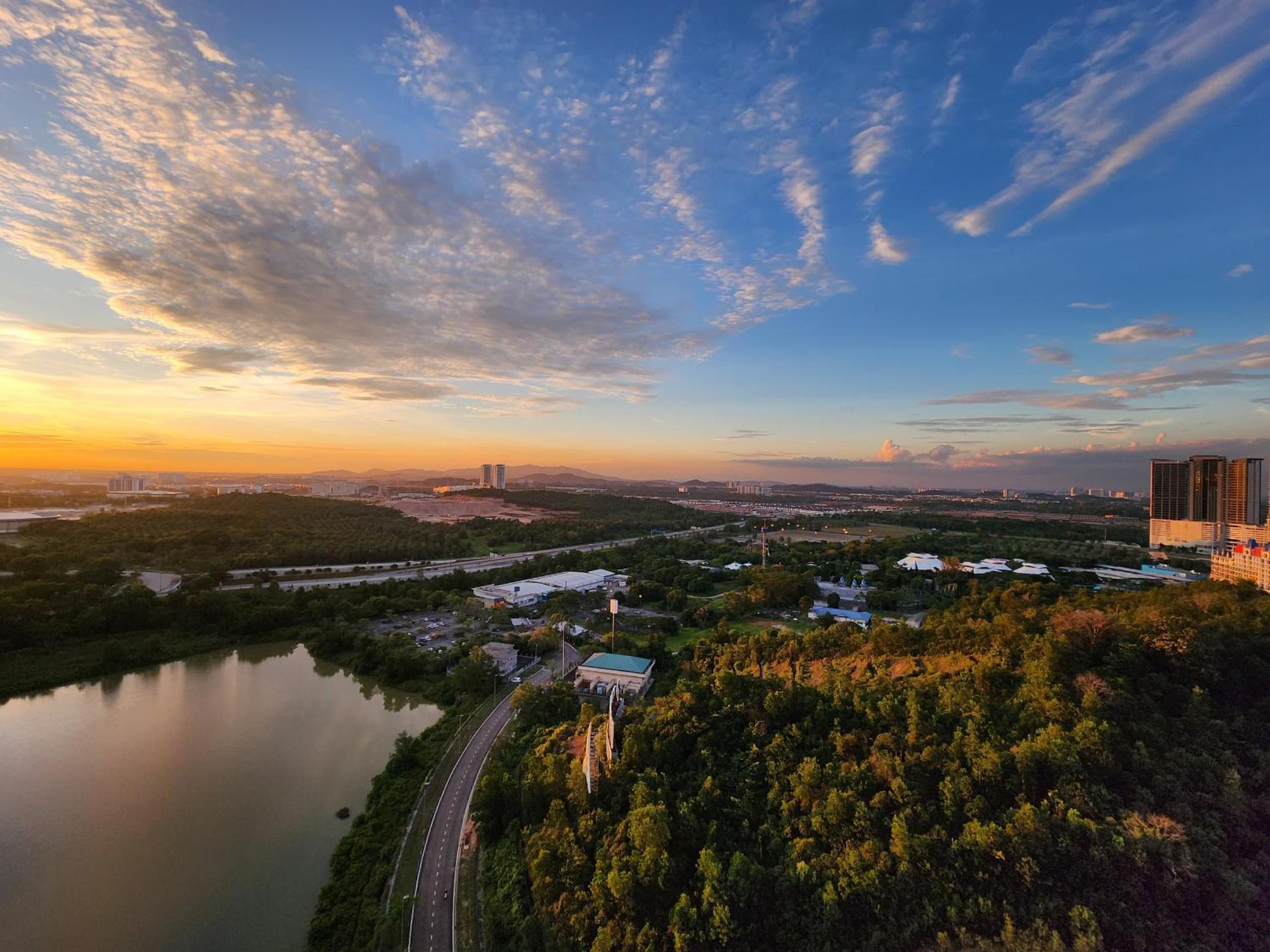 Cosy Condo at Meridin Medini with Legoland view photo 7