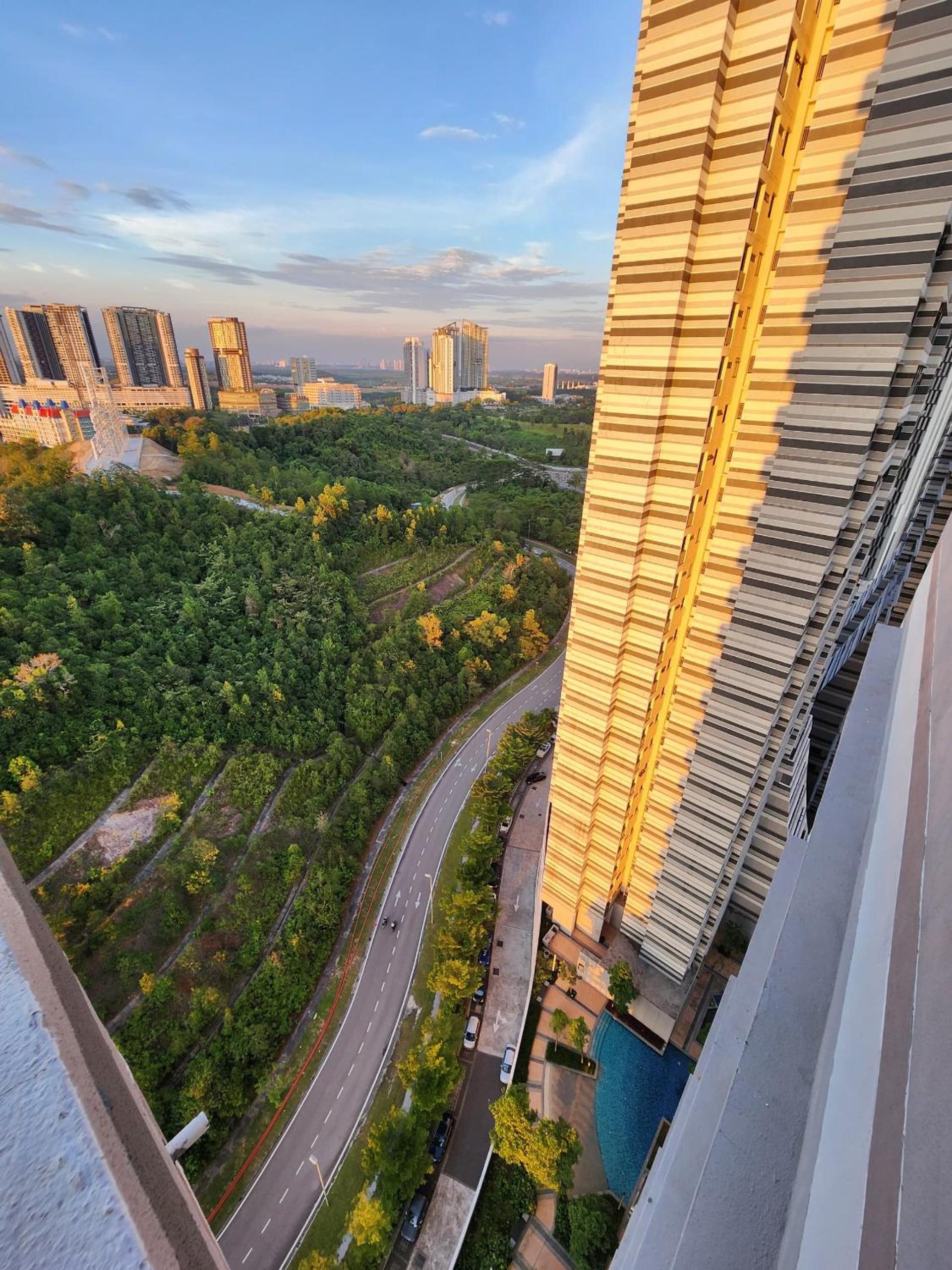 Cosy Condo at Meridin Medini with Legoland view photo 5