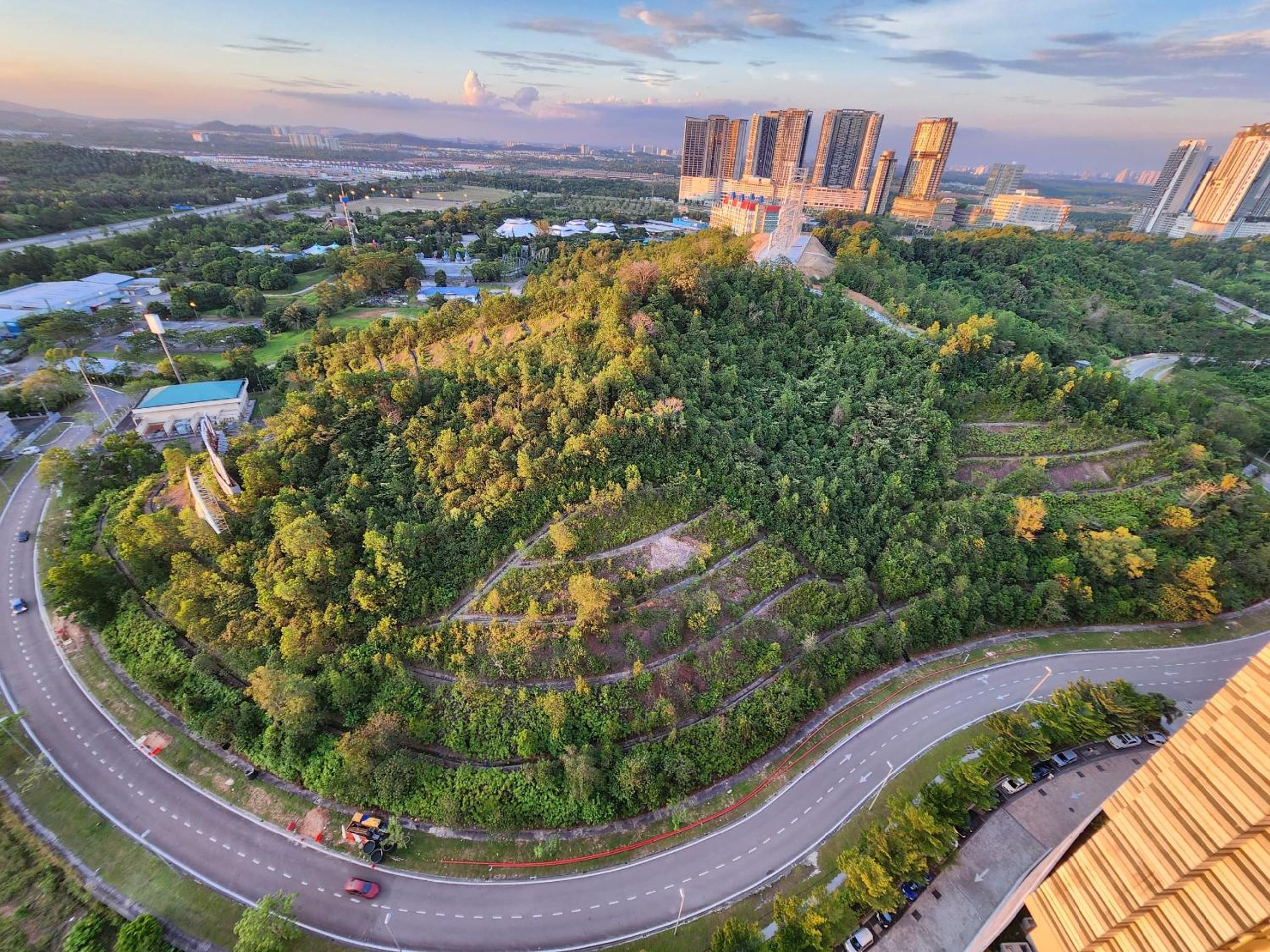 Cosy Condo at Meridin Medini with Legoland view photo 1