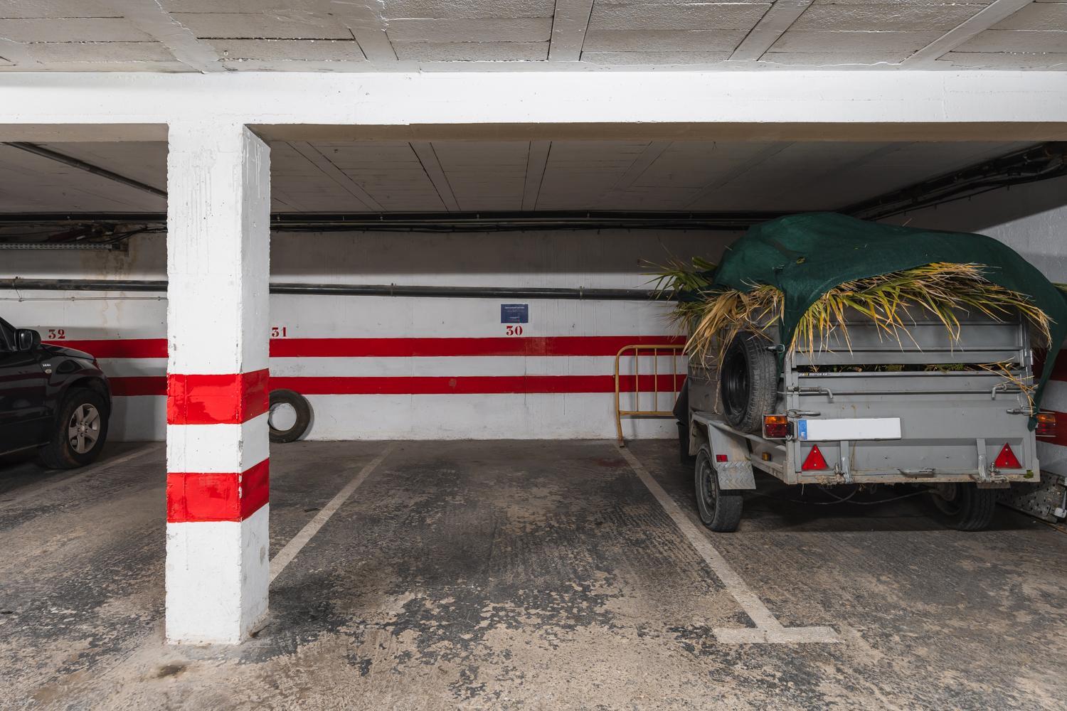 Cármenes de la Muralla - Free parking