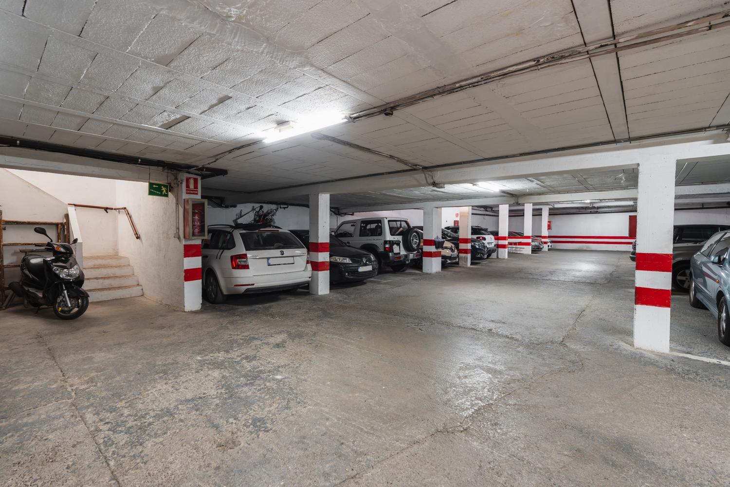 Cármenes de la Muralla - Free parking