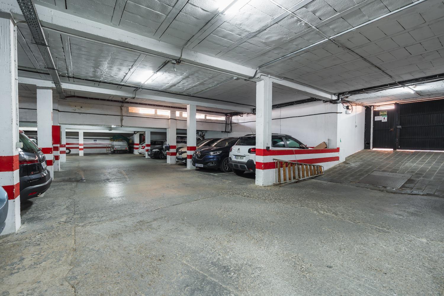 Cármenes de la Muralla - Free parking