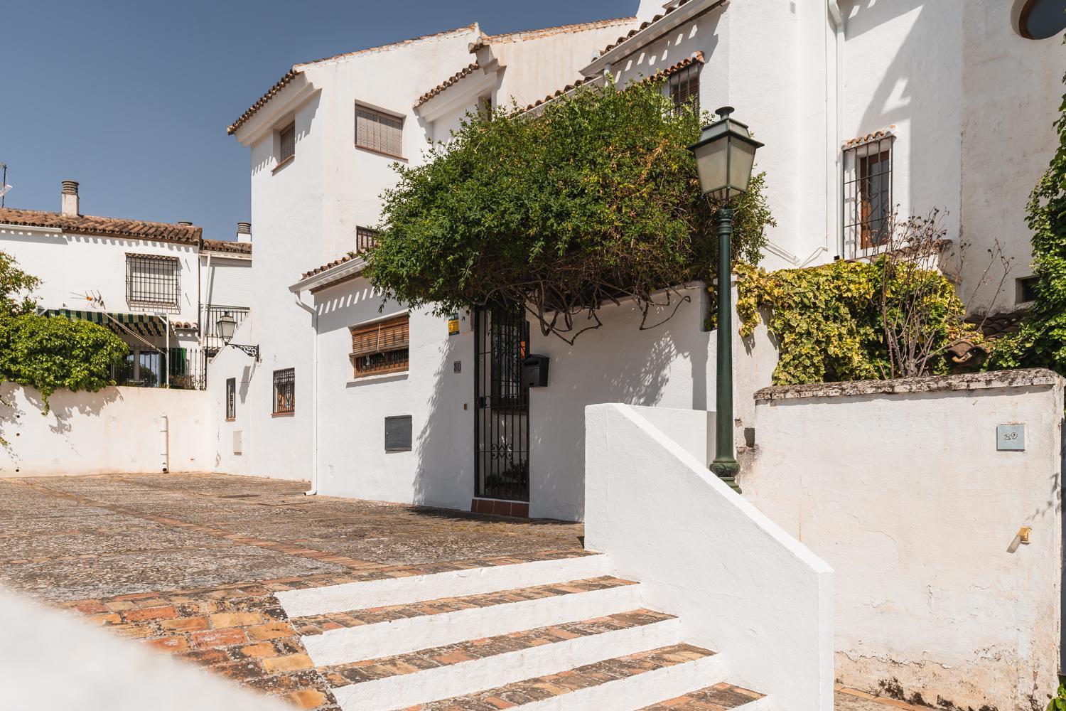 Cármenes de la Muralla - Free parking