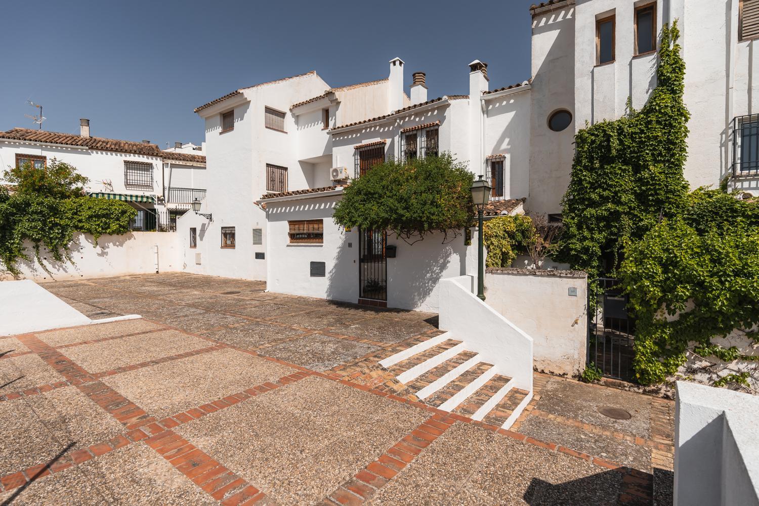 Cármenes de la Muralla - Free parking