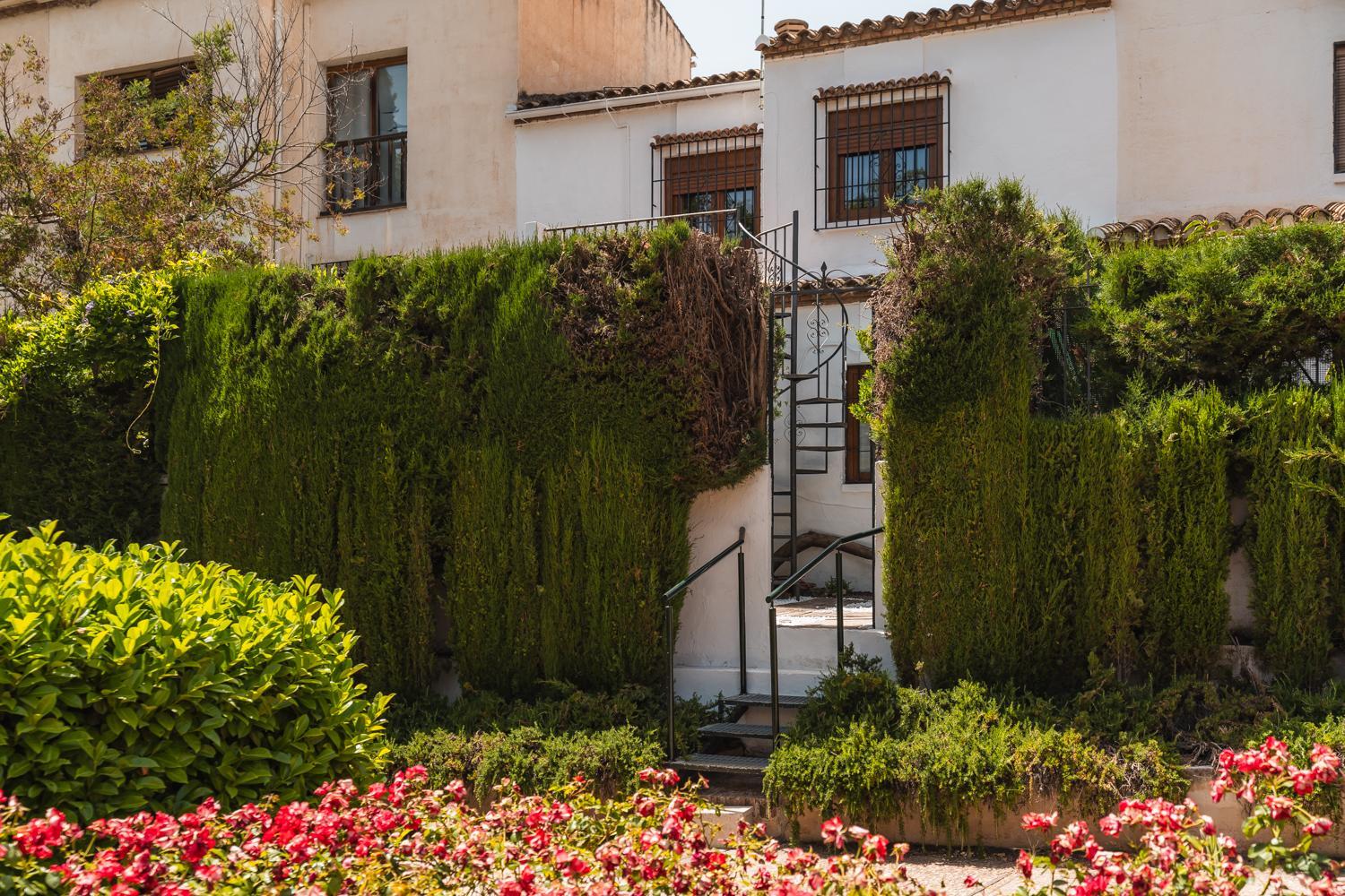 Cármenes de la Muralla - Free parking