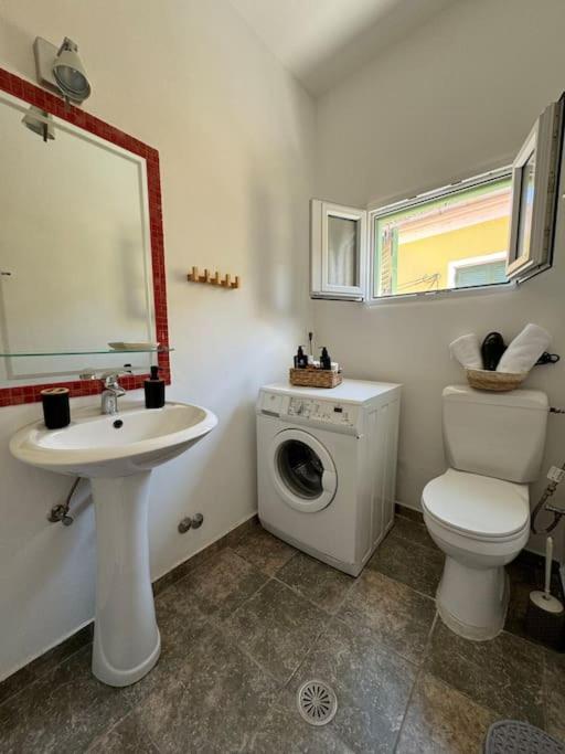 Alechimmo Authentic Corfiot Style House - 2 Bedrooms - Split Level view 3
