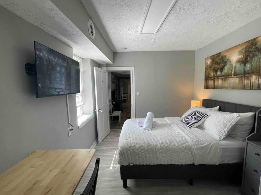 Discover Charm City from a Cozy Retreat