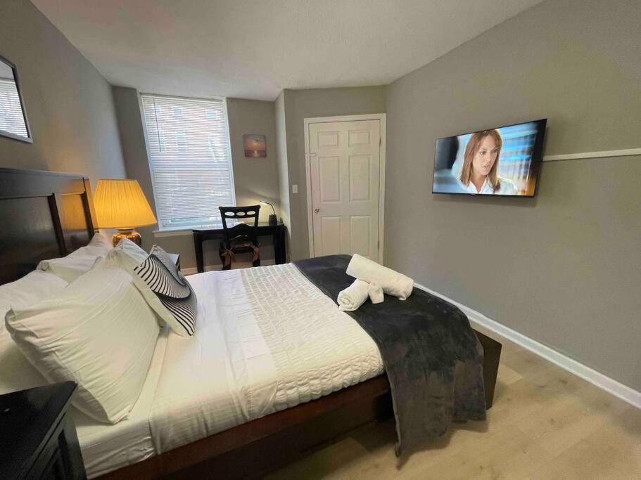 Discover Charm City from a Cozy Retreat