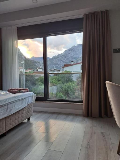 Villa Isra 5 plus 1 Bedroom Villa Private Pool and Garden