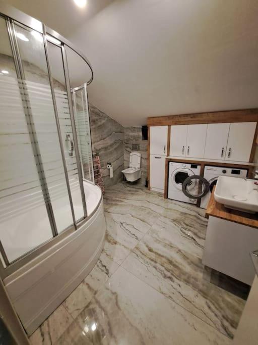 Villa Isra 5 plus 1 Bedroom Villa Private Pool and Garden