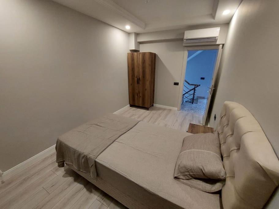 Villa Isra 5 plus 1 Bedroom Villa Private Pool and Garden