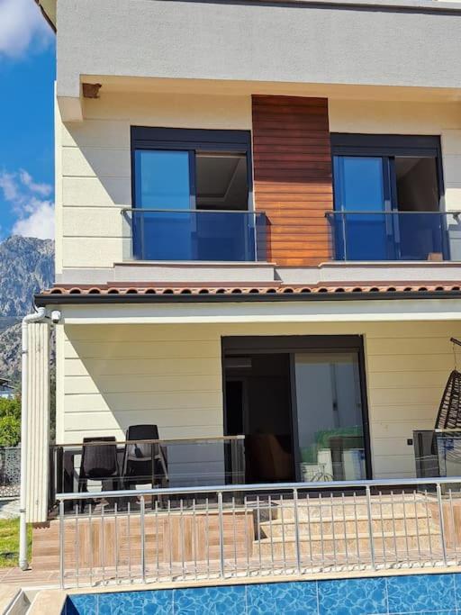 Villa Isra 5 plus 1 Bedroom Villa Private Pool and Garden
