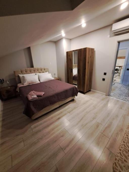 Villa Isra 5 plus 1 Bedroom Villa Private Pool and Garden