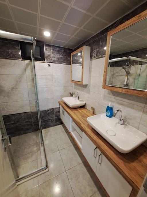 Villa Isra 5 plus 1 Bedroom Villa Private Pool and Garden
