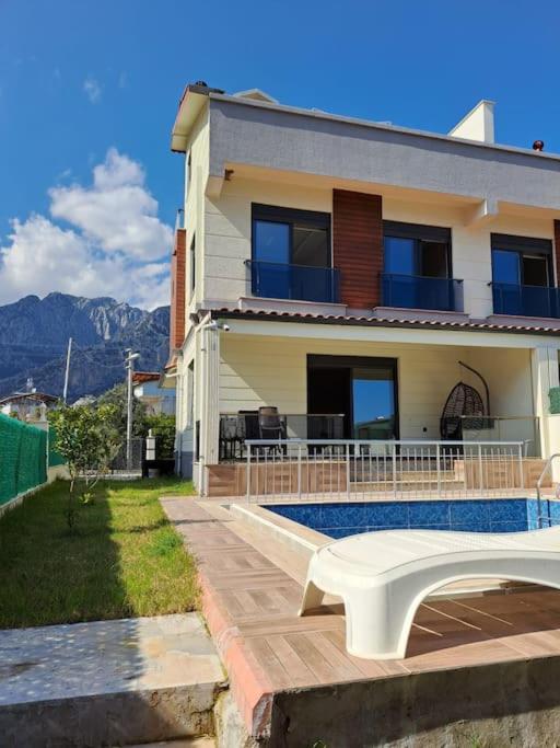 Villa Isra 5 plus 1 Bedroom Villa Private Pool and Garden