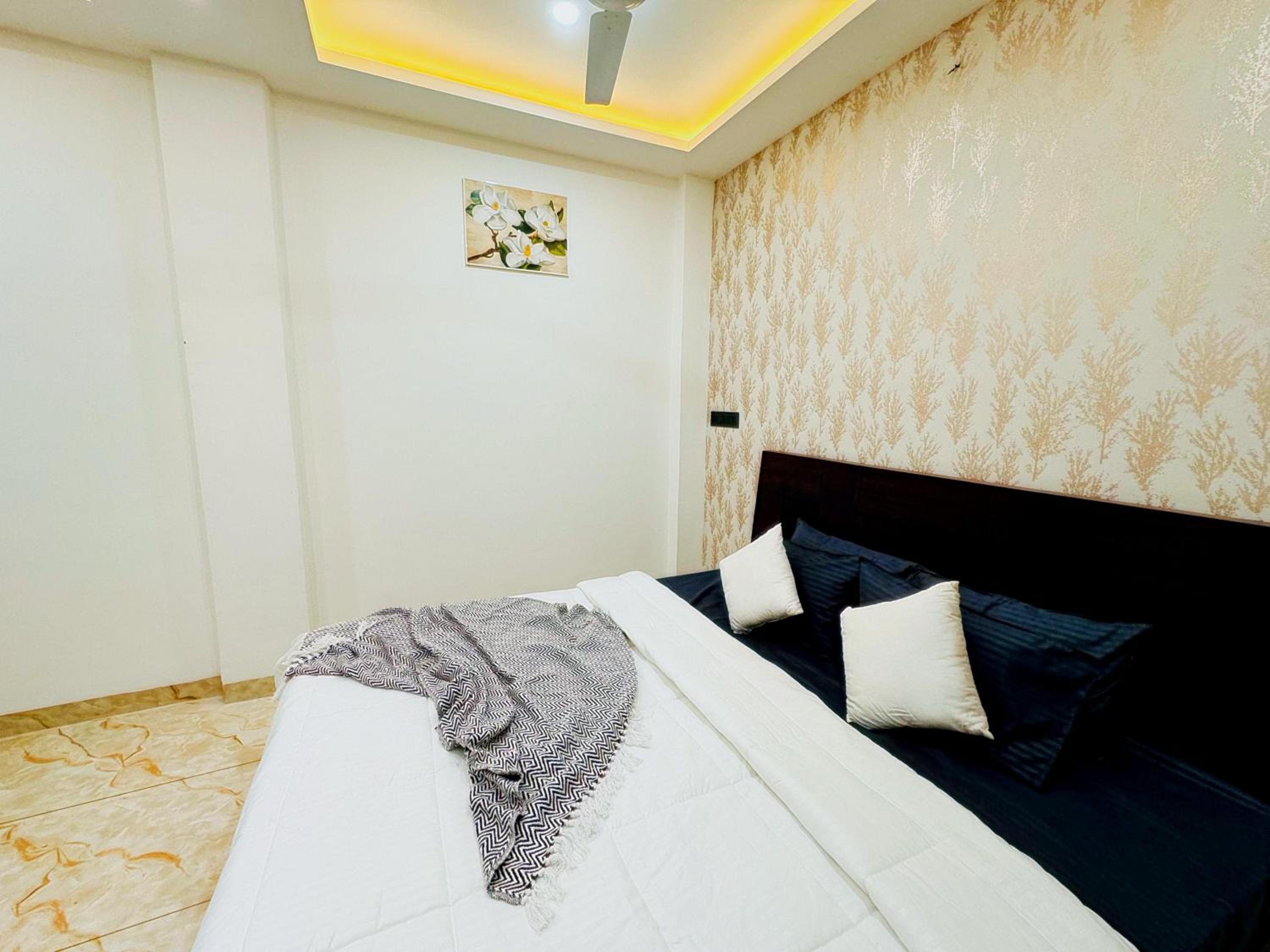 Home Escape Azure 3BHK Bunglow Near Apollo DB City
