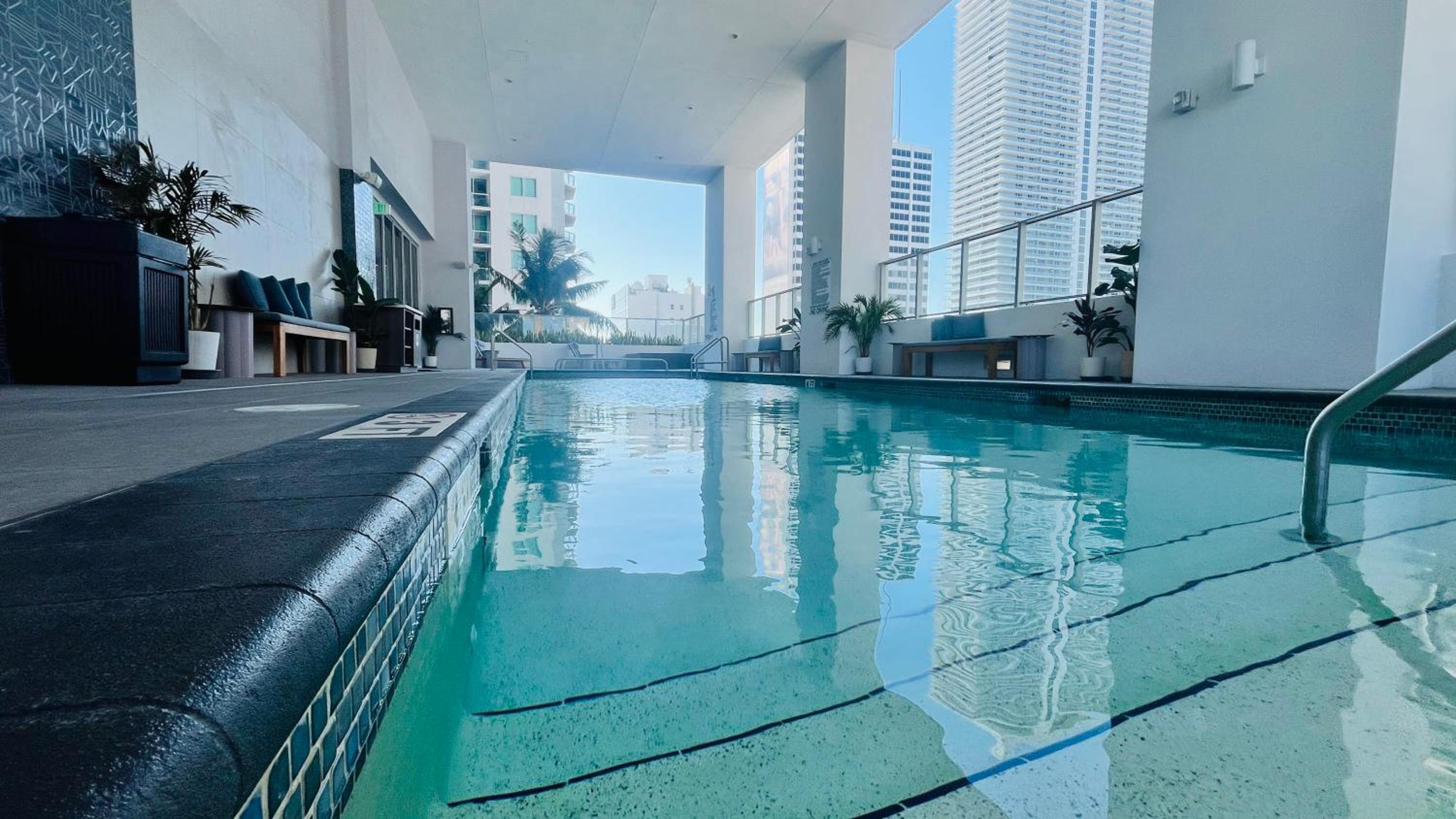 Explore Miami's Heat - Huge 1 bed POOL & GYM