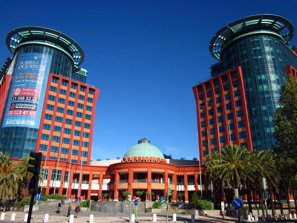 Bright 2 Bedroom Lisbon with AC Parking and Metro
