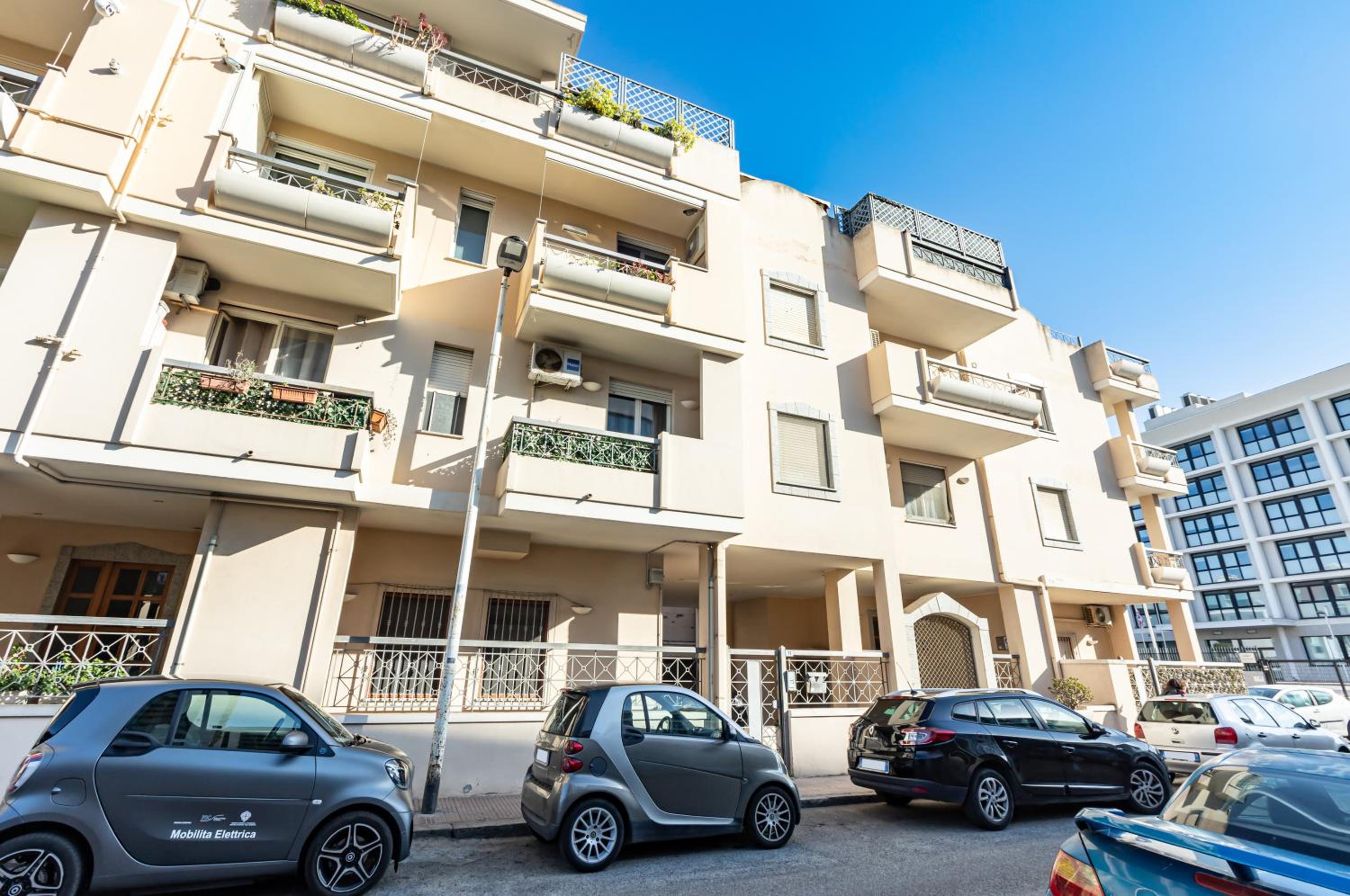 GuestHost - Comfy Apartment close to the Station with Courtyard