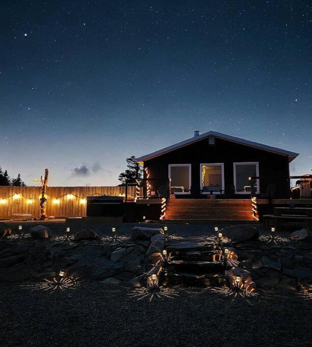 Unique & Private Waterfront Lake Cottage with Luxury Hot Tub