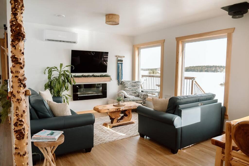 Unique & Private Waterfront Lake Cottage with Luxury Hot Tub