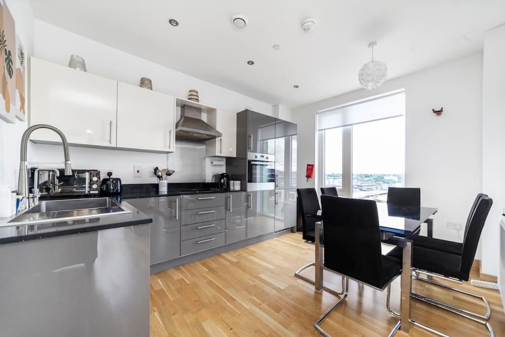 Modern 1-bed with Panoramic View In Central London