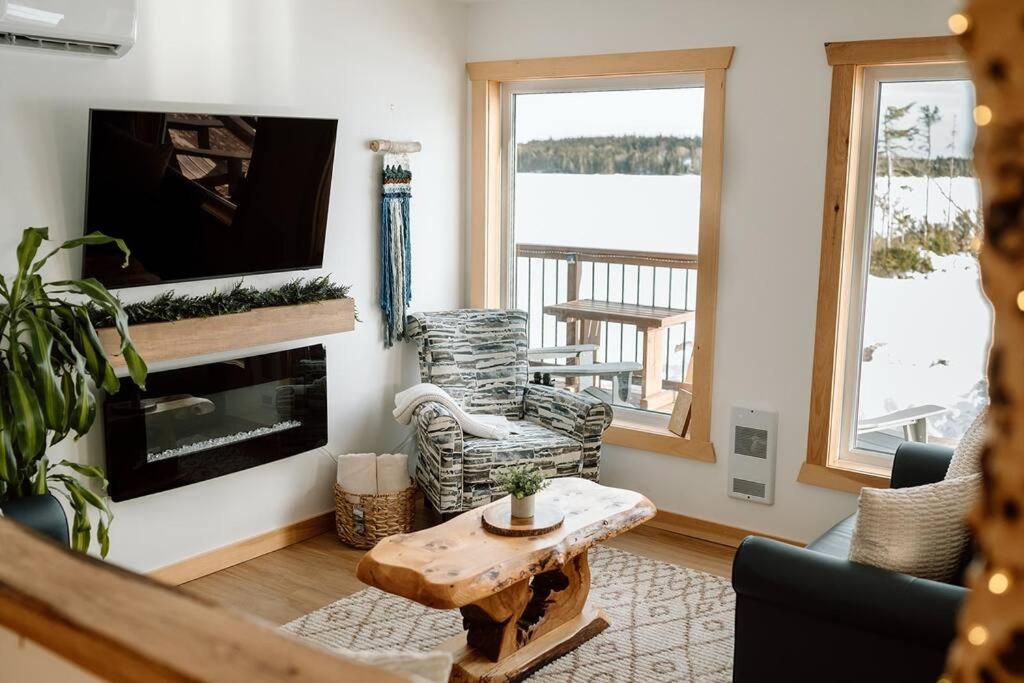 Unique & Private Waterfront Lake Cottage with Luxury Hot Tub