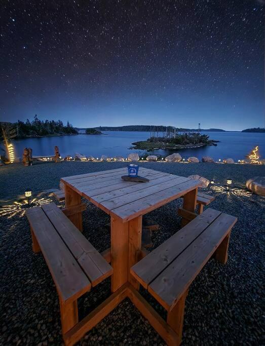 Unique & Private Waterfront Lake Cottage with Luxury Hot Tub