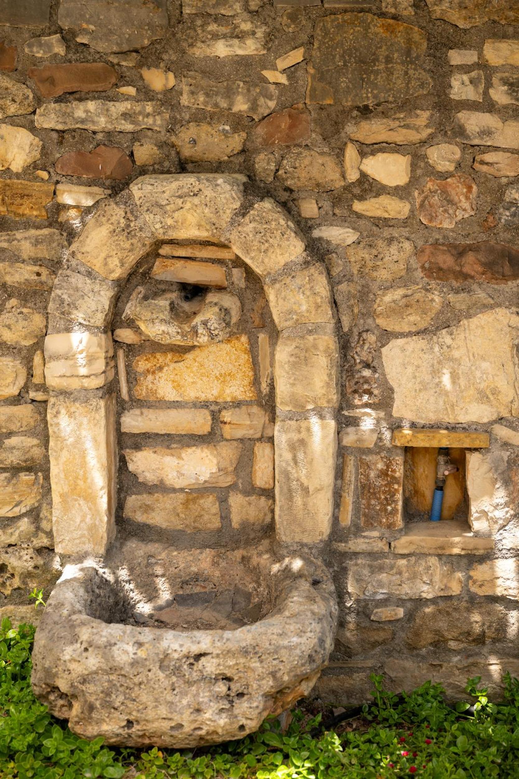 liofito village house