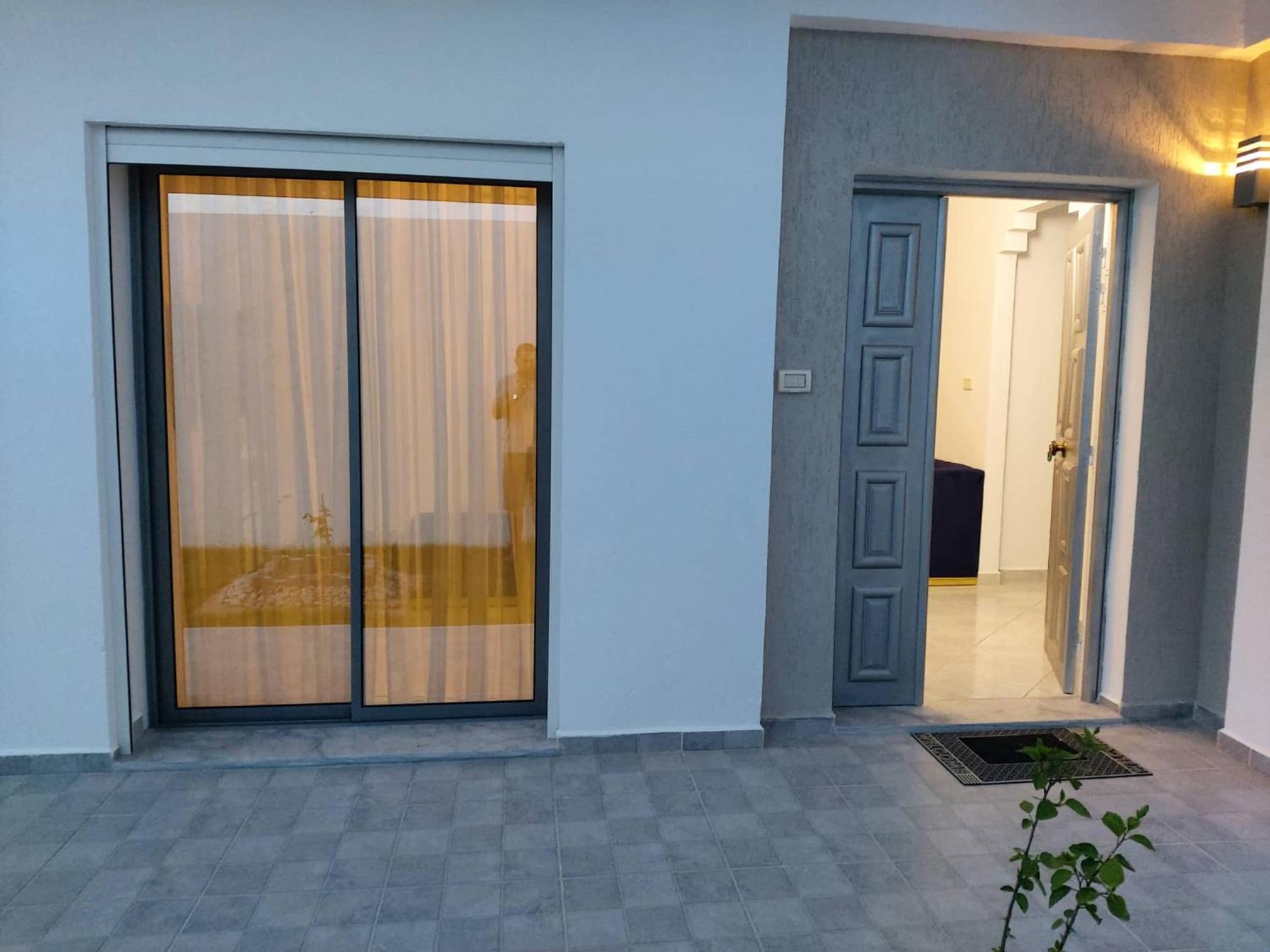Villa LELLA HADHERYA