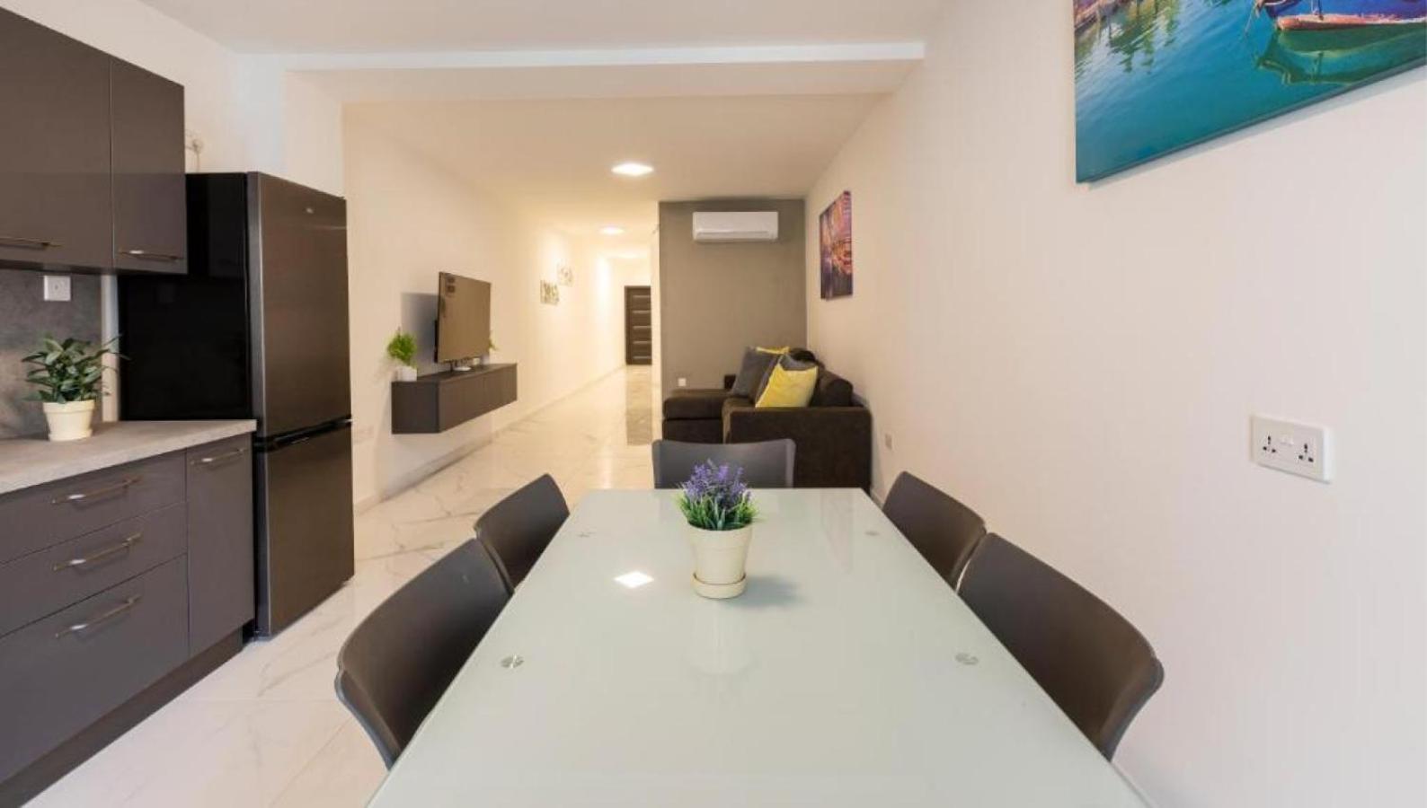 Spacious 2BR Apartment with Terrace - by HostMT photo 4