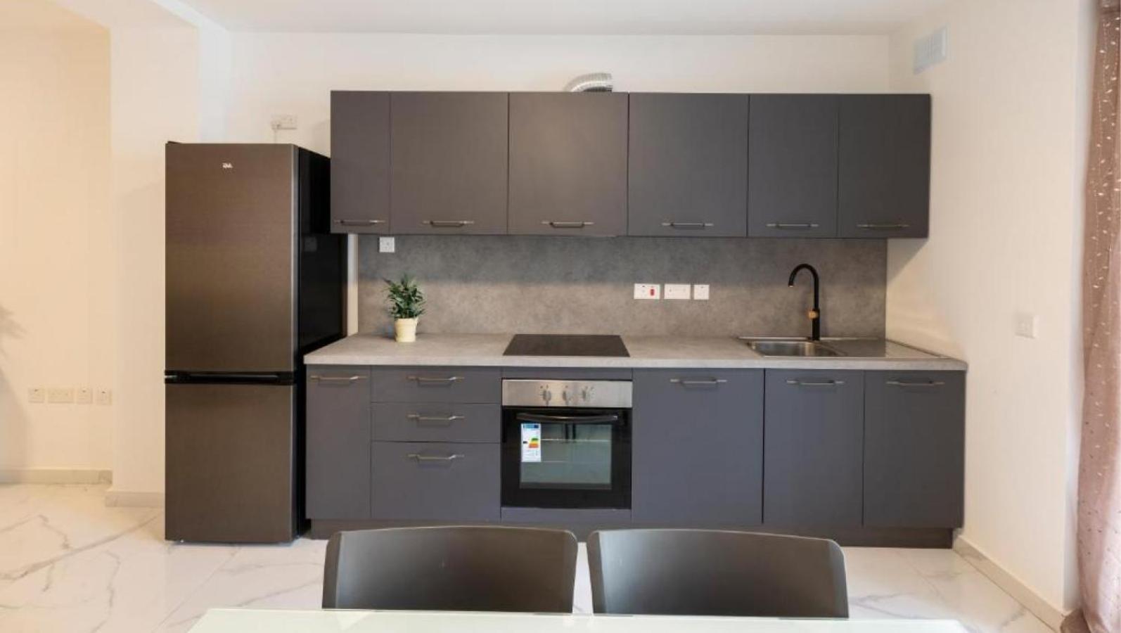Spacious 2BR Apartment with Terrace - by HostMT photo 5