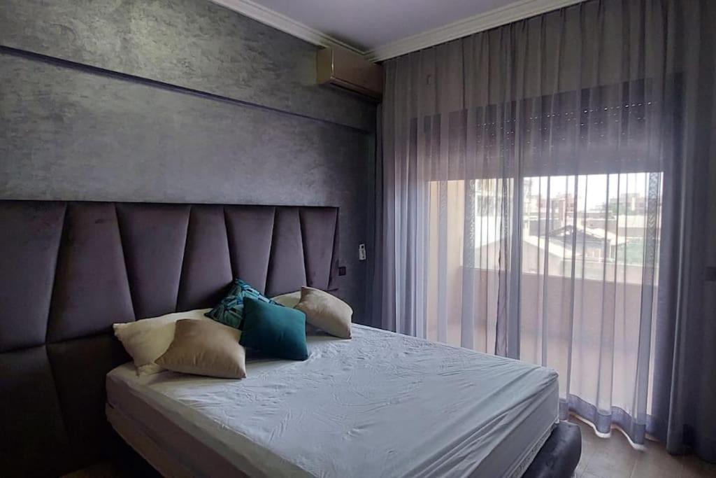 Luxury city center apartment with swimming pool view 4