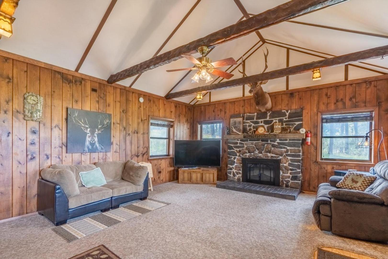 Rusty`s Cabin-Log cabin view 2