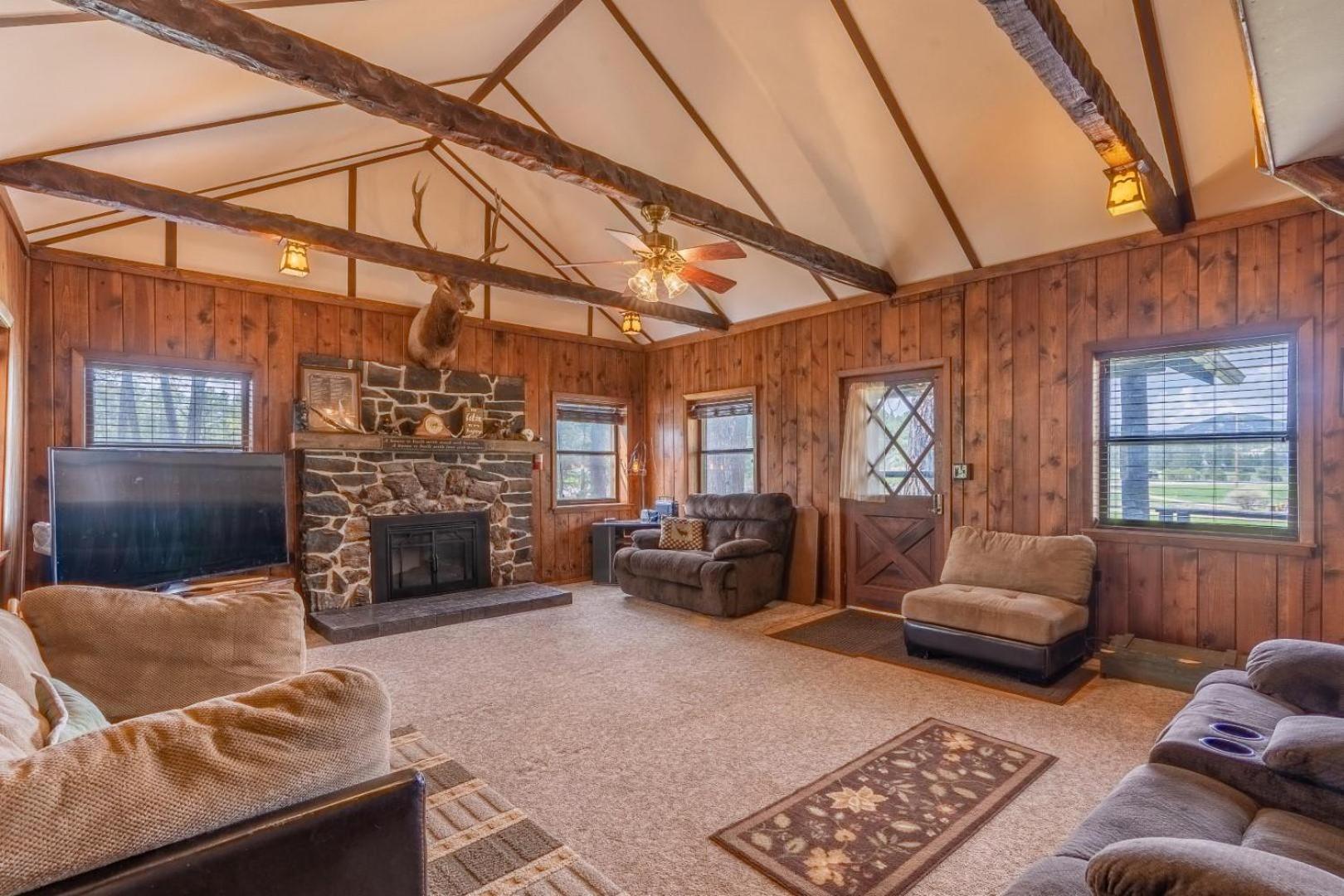 Rusty`s Cabin-Log cabin view 3