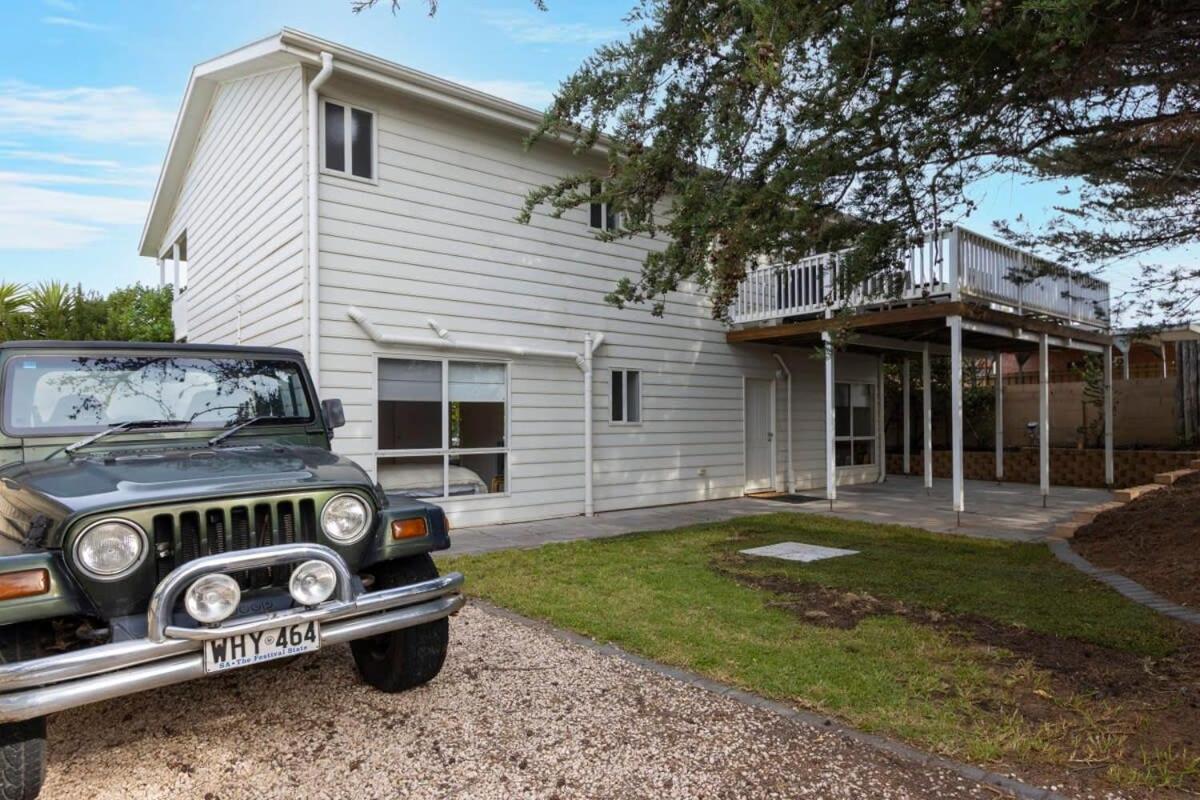 4 Bedroom House with AirCon Stroll to Beach