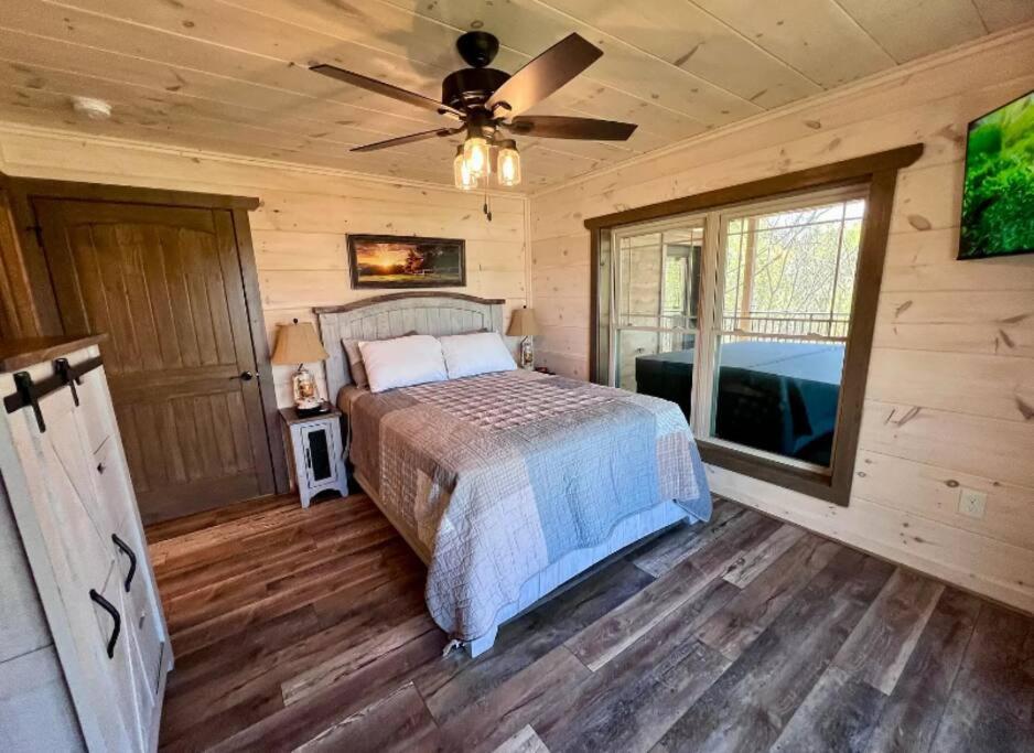 Newly Built 2bed 3bath Cabin w Stunning Mountain Views view 4