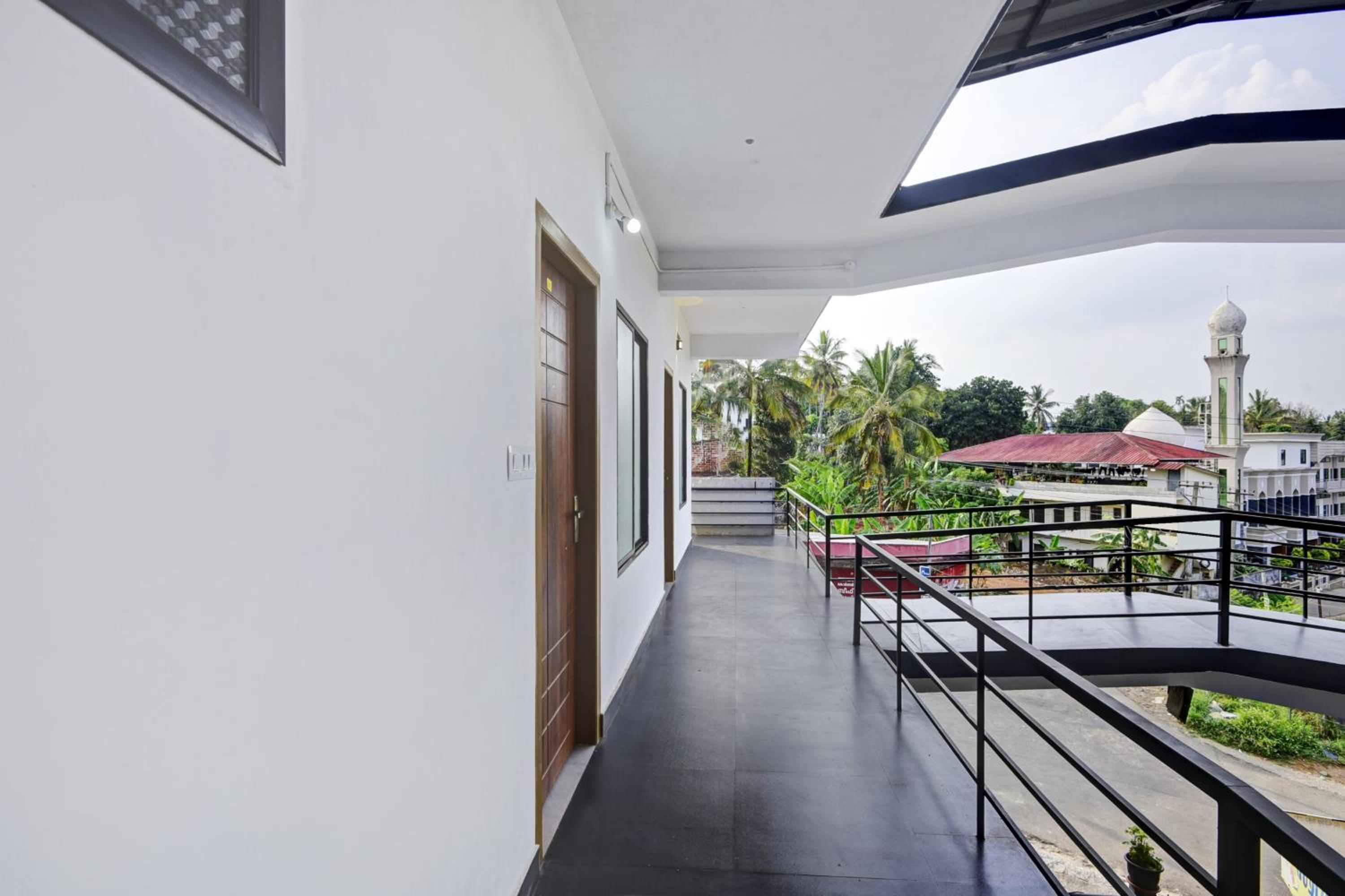 Hotel O Hill Way Rooms view 3