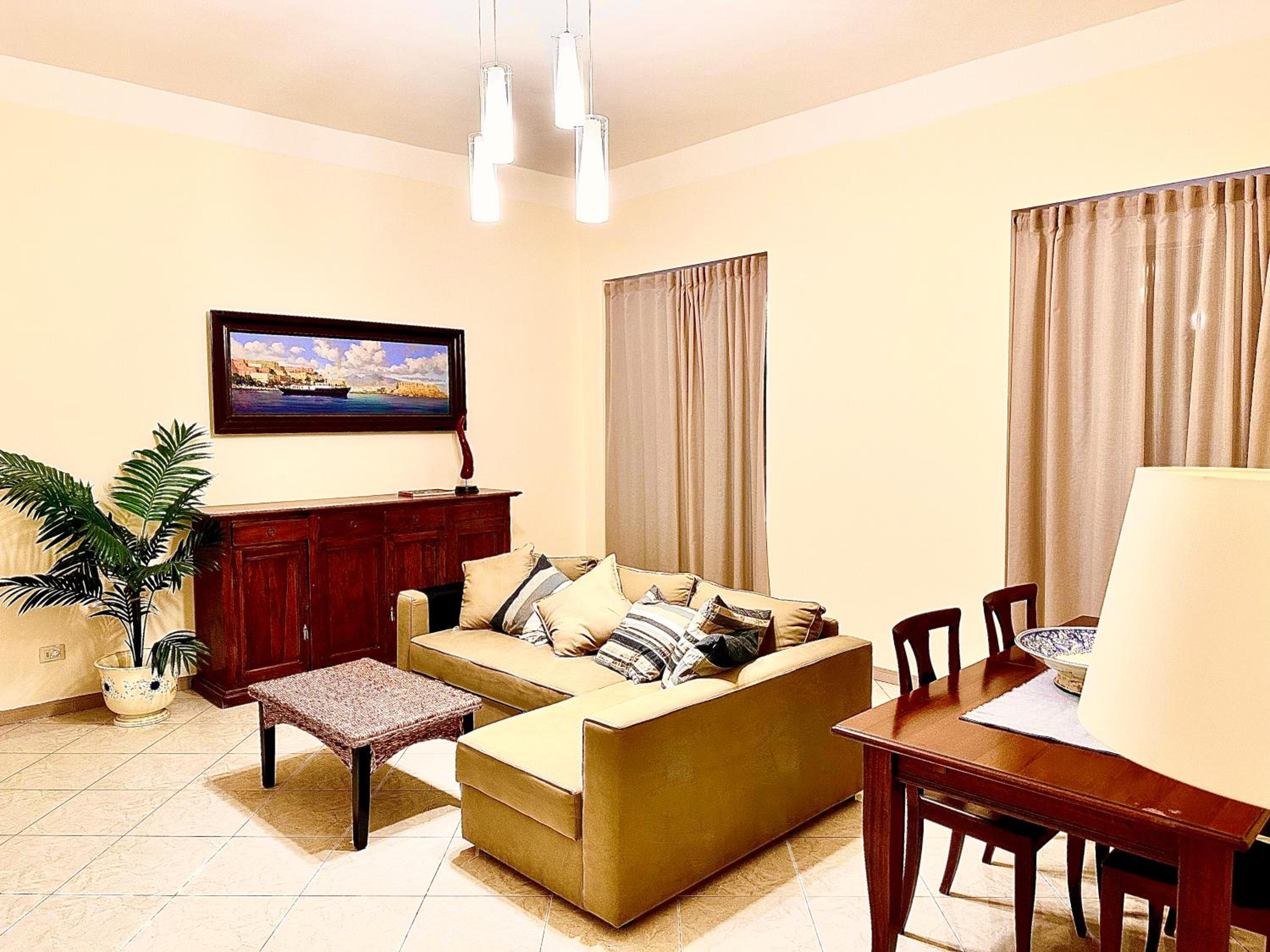 Spacious 130 sqm Luxury Apartment - 2 Bathrooms - Central Station & Old Town