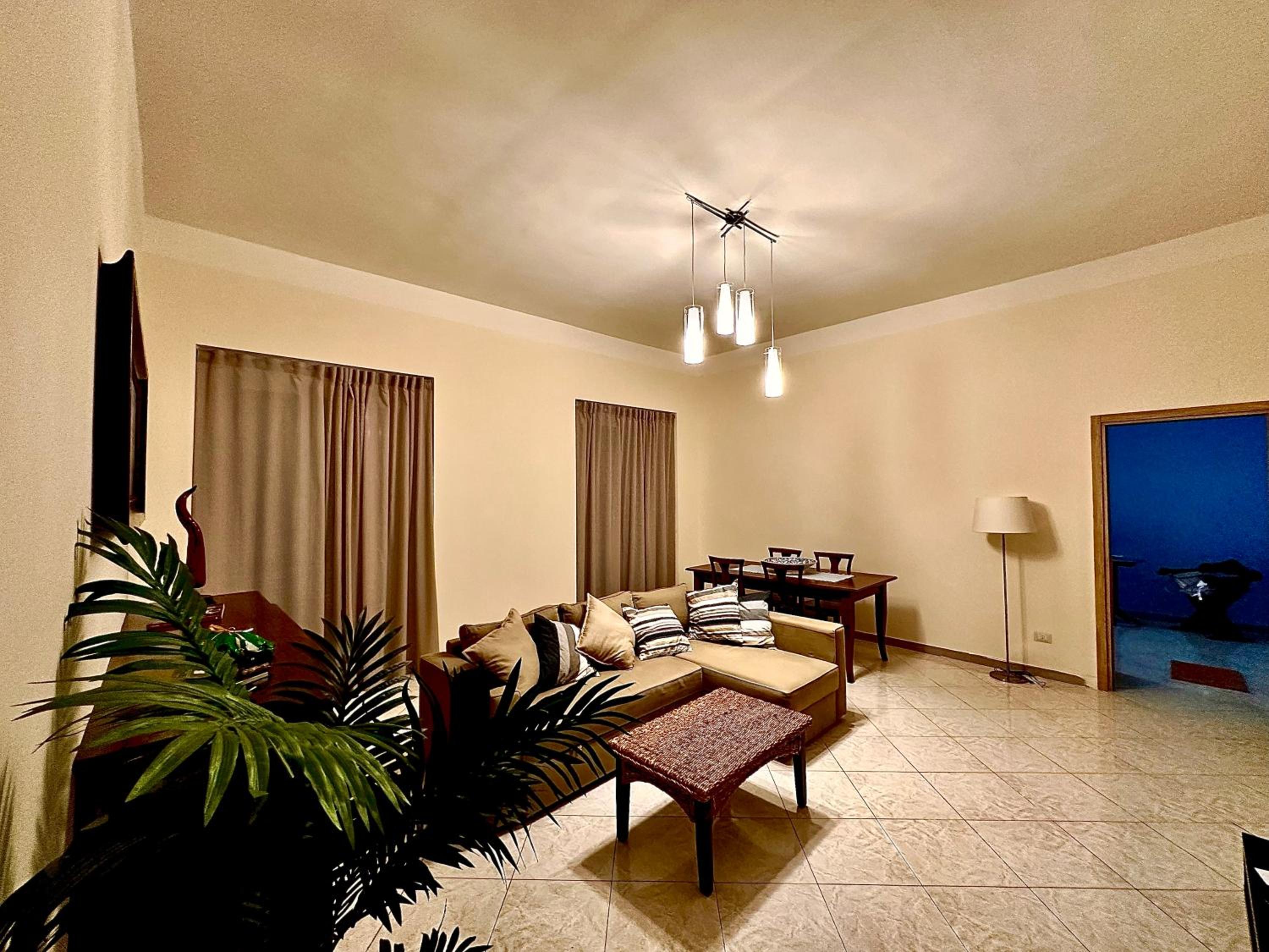 Spacious 130 sqm Luxury Apartment - 2 Bathrooms - Central Station & Old Town