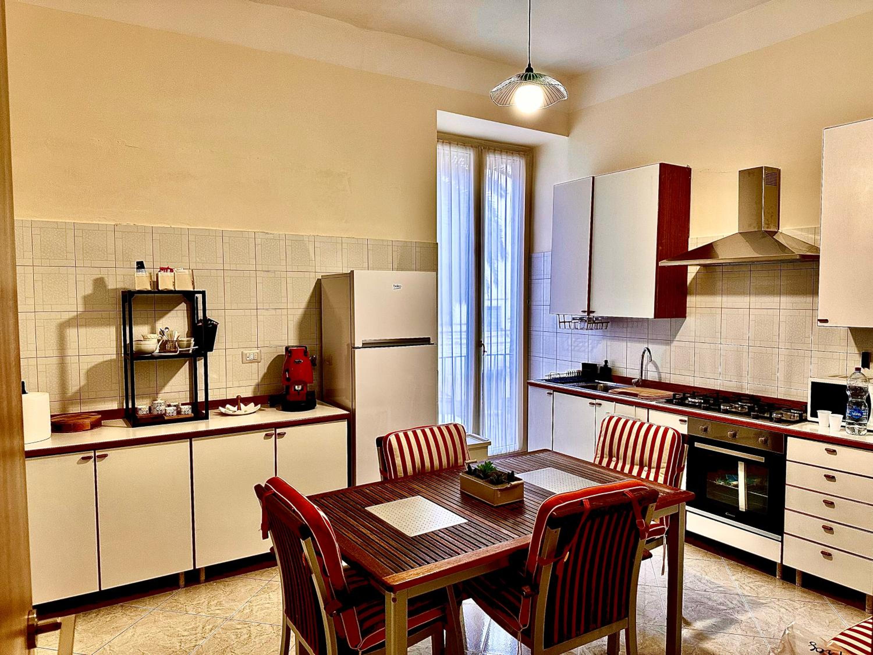 Spacious 130 sqm Luxury Apartment - 2 Bathrooms - Central Station & Old Town