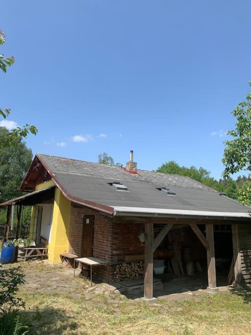 Dráždní domek na samotě u lesa