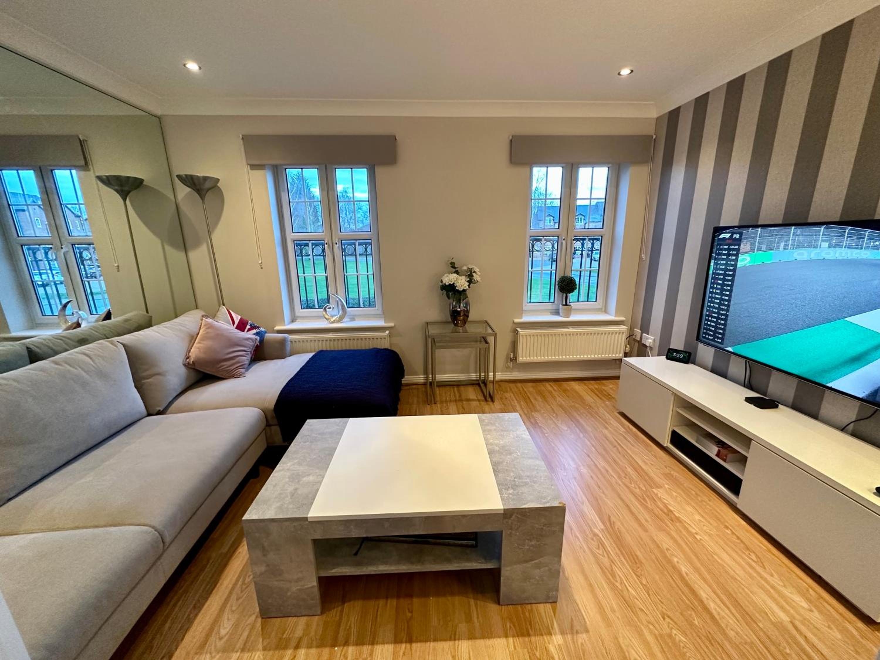 MUFC & Trafford Centre Townhouse 4 BR FREE Parking view 3