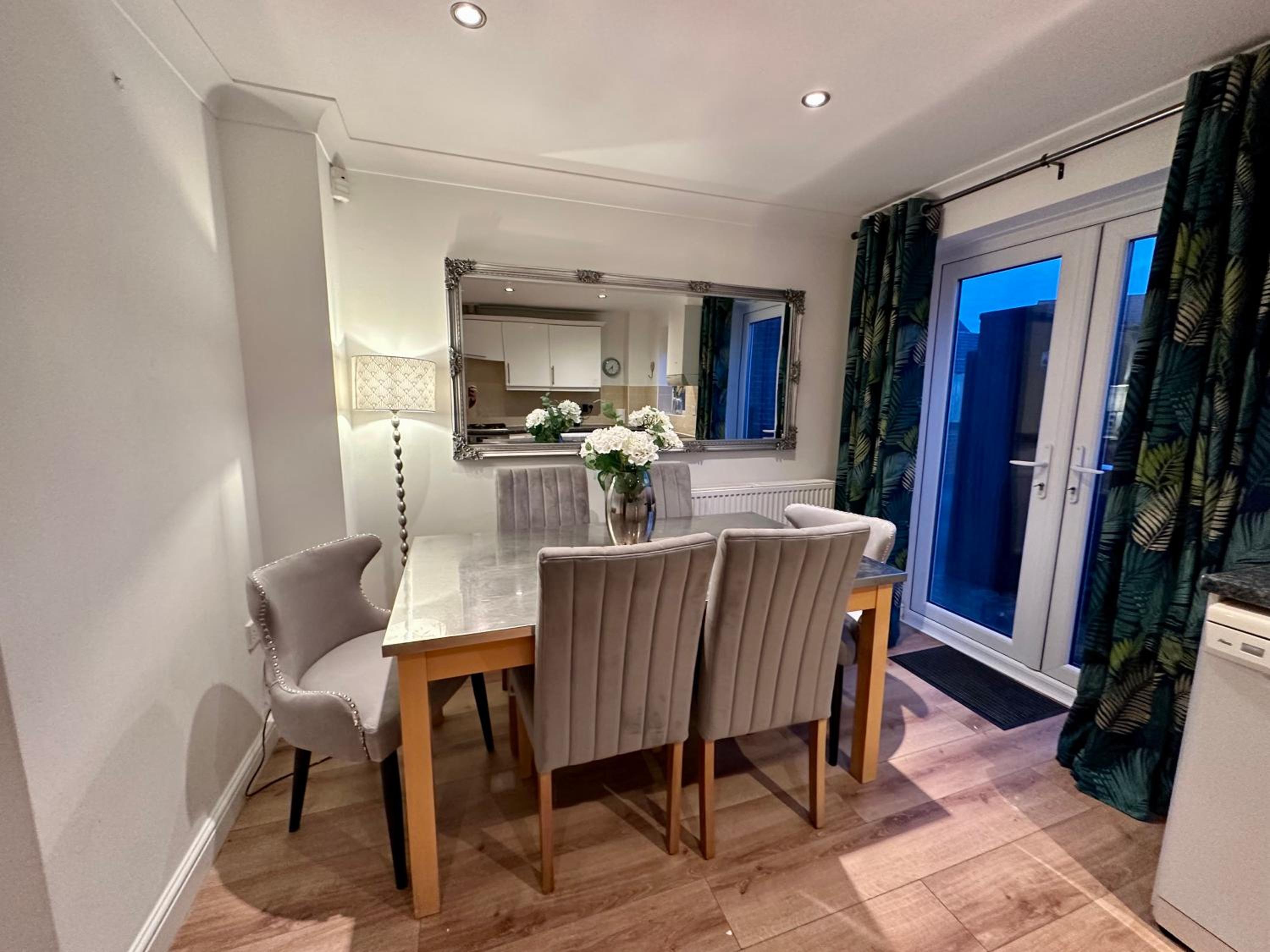 MUFC & Trafford Centre Townhouse 4 BR FREE Parking view 5