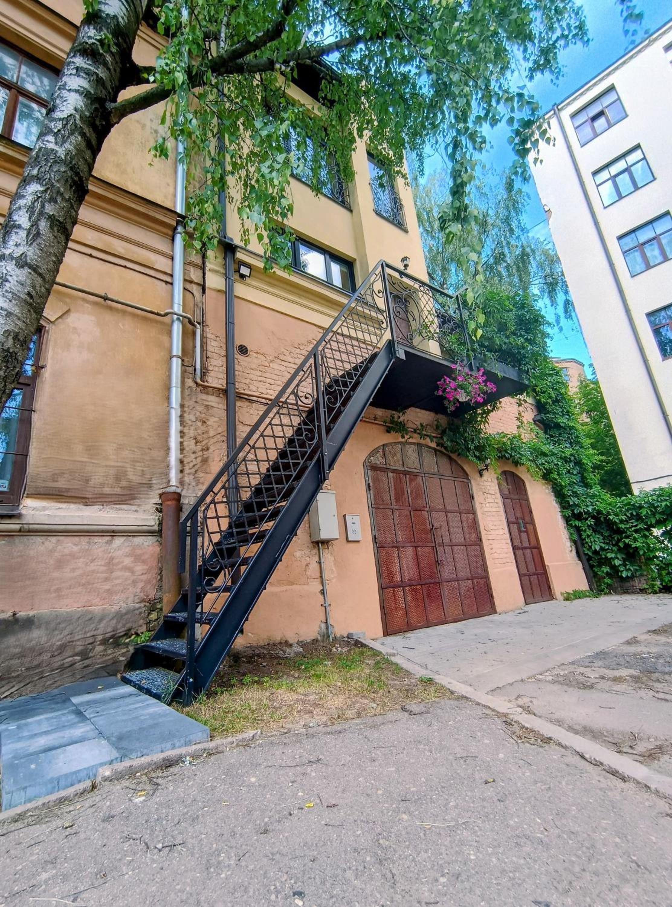 Ernests' unique townhouse with sauna, hot tub and free parking view 4
