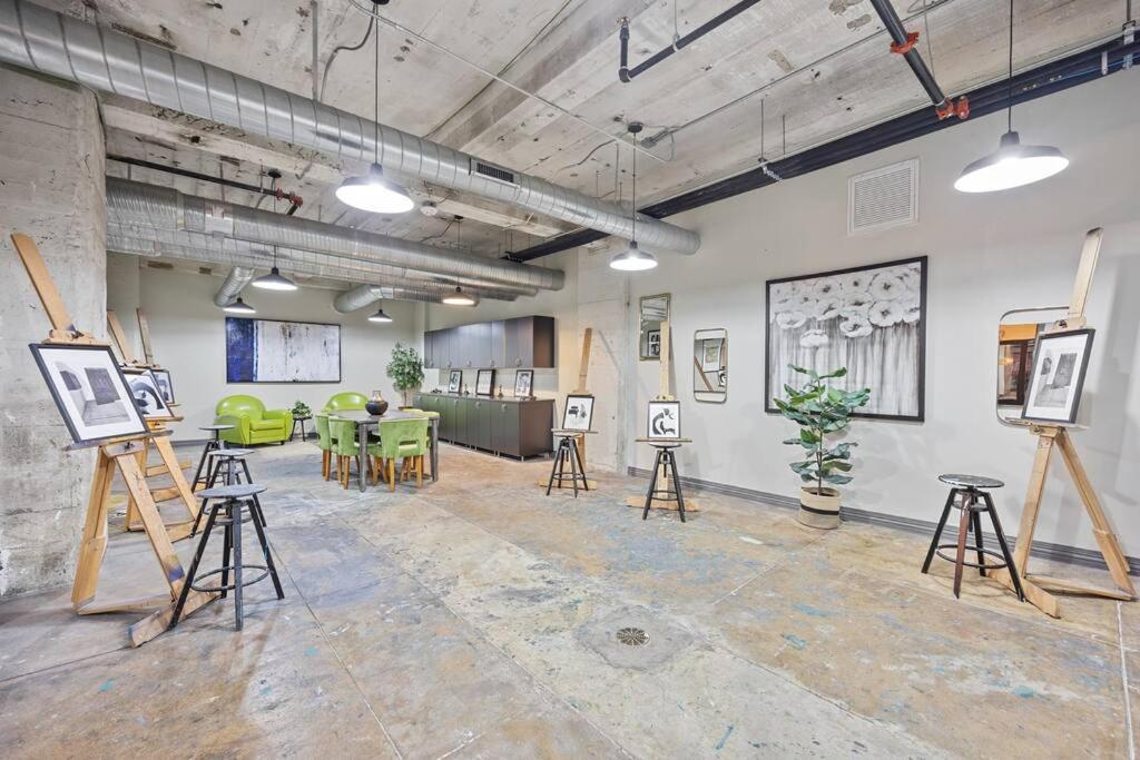 Dallas Downtown Stay with Pool, Theater & Game Room view 2