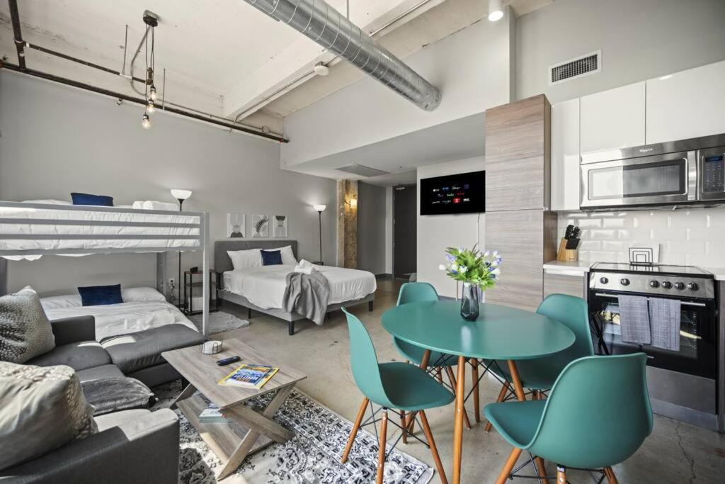Dallas Downtown Stay with Pool, Theater & Game Room view 3