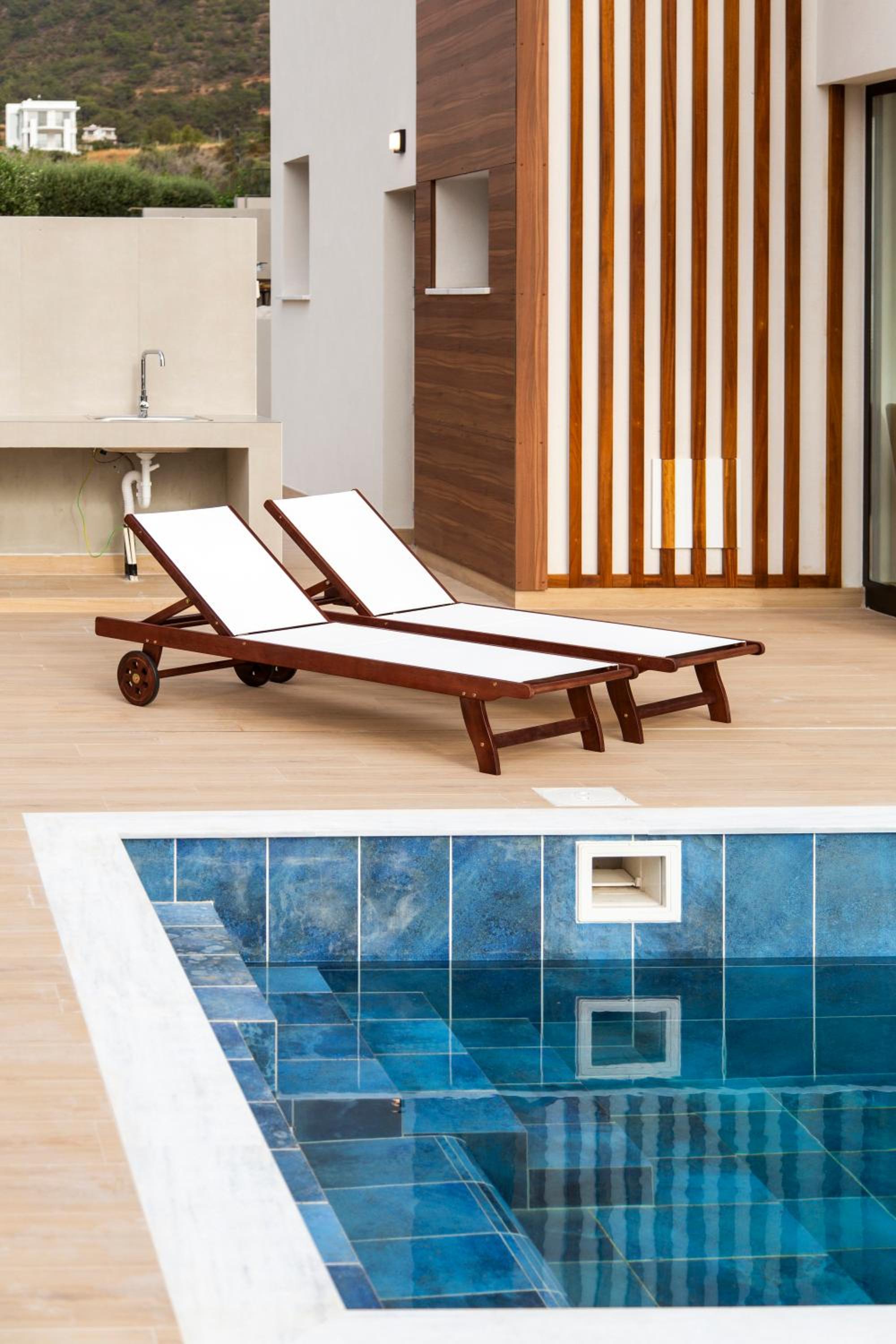Santa Barbara Seafront villas w jacuzzi pool